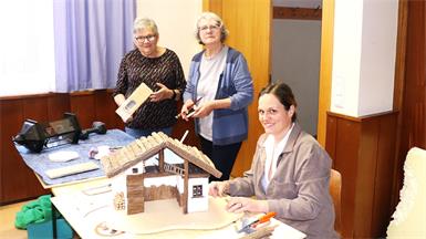 Krippenverbands-Landesobfrau Gertrude Limbach (Mitte) hilft Edith Rauchbauer bei ihrer Weihnachtslaterne und Barbara Berger bei ihrer Krippe.