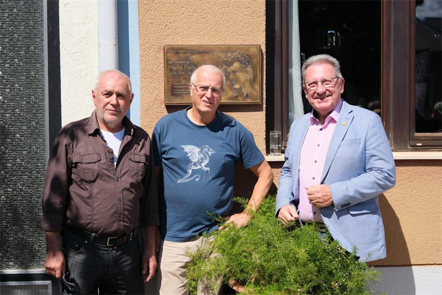 Künstler Mitkov Boyko, Manfred Falb, der Bruder von Hans, und Bürgermeister Gerhard Zapfl.