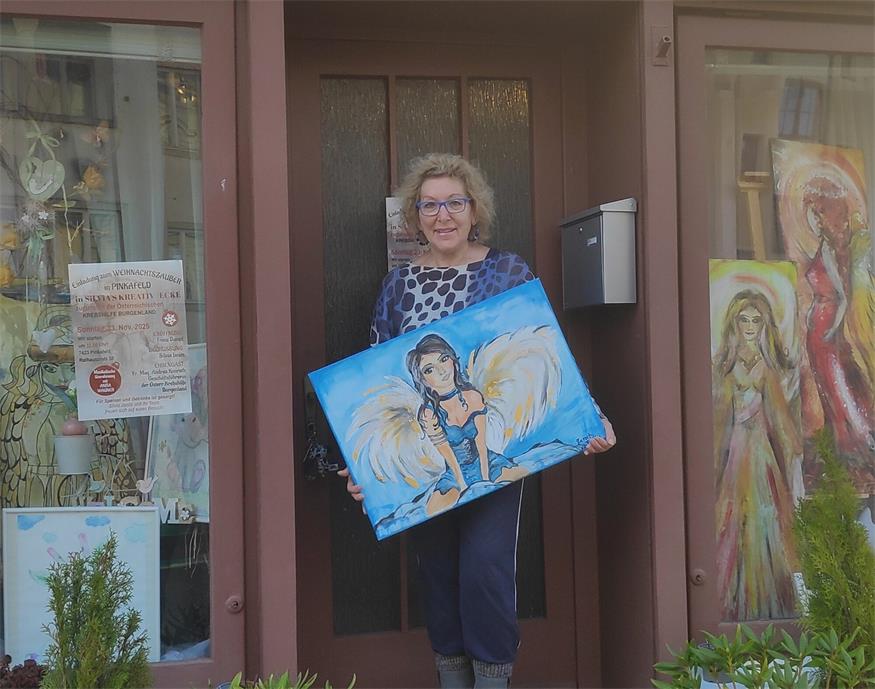 Künstlerin Silvia Janits vor ihrem Atelier „SiLViA’S Kreativ-Ecke“ am Rathausplatz in Pinkafeld)