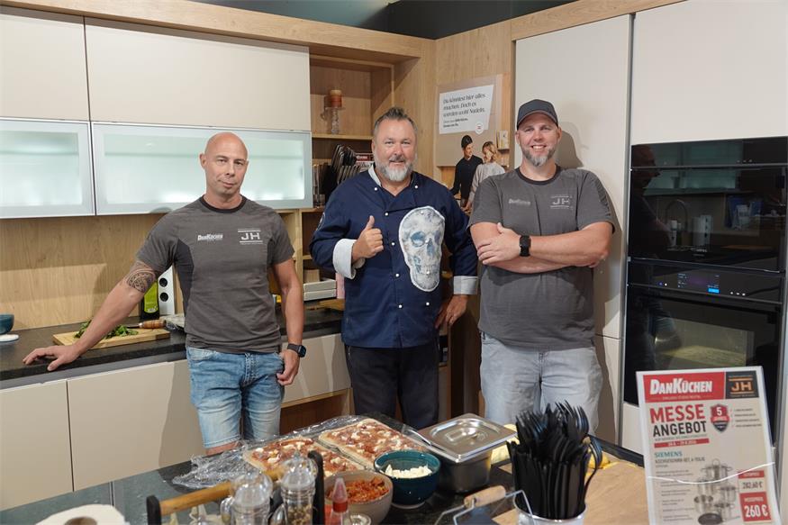 Kulinarik trifft Wohndesign. Die beiden Geschäftsführer Roman Holzbauer (links) und Ewald Janitsch (rechts) luden am ersten Messetag gemeinsam mit Showkoch Robert Dorr (Mitte) zum geschmackvollen Kochen und Planen ins Wohnraumstudio JH nach Neutal ein. Morgen samstags geht die Hausmesse in die finale Runde.