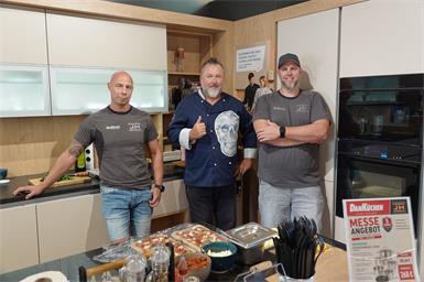 Kulinarik trifft Wohndesign. Die beiden Geschäftsführer Roman Holzbauer (links) und Ewald Janitsch (rechts) luden am ersten Messetag gemeinsam mit Showkoch Robert Dorr (Mitte) zum geschmackvollen Kochen und Planen ins Wohnraumstudio JH nach Neutal ein. Morgen samstags geht die Hausmesse in die finale Runde.