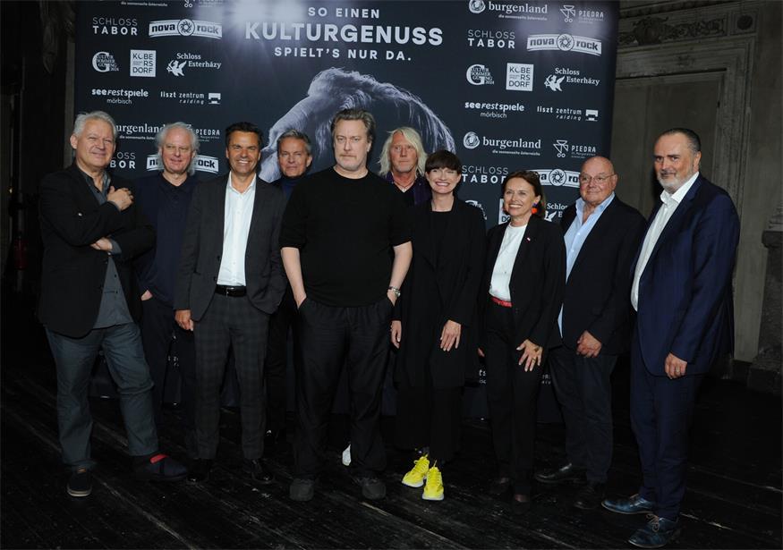 Kultur und Tourismus passen ausgezeichnet zusammen. Bei der Präsentation dabei waren (v.l.): Eduard und Johannes Kutrowatz, Burgenland-Tourismus-Geschäftsführer Didi Tunkel, Alfons Haider, Marken-Botschafter Nicholas Ofczarek, Ewald Tatar, Österreich-Werbung-Geschäftsführerin Astrid Steharnig-Staudinger, Tourismus-Staatsekretärin Susanne Kraus-Winkler, Wolfgang Böck und Landeshauptmann Hans Peter Doskozil.