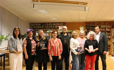 Kulturstadträtin Eva Maria Kneisz, Vizebürgermeisterin Tina Köppel, Autorin Jennifer Böhm, Stadträtin Gerlinde Heger, Gemeinderat Laci Horvath, Andrea Freyler-Groß, Hilde Mouradkhanian, Ingeborg Steiger und Bürgermeister Johann Heisz bei der Lesung von Jennifer Böhms neuen Roman „Bet on life - Glück auf Bewährung".