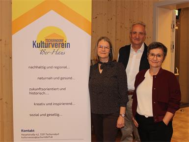 Kulturvereinsobfrau Doris Exel, Vortragender Dr. Walter Degendorfer und Ulrike Zweiler beim Vortrag im 18er-Haus in Tschurndorf.