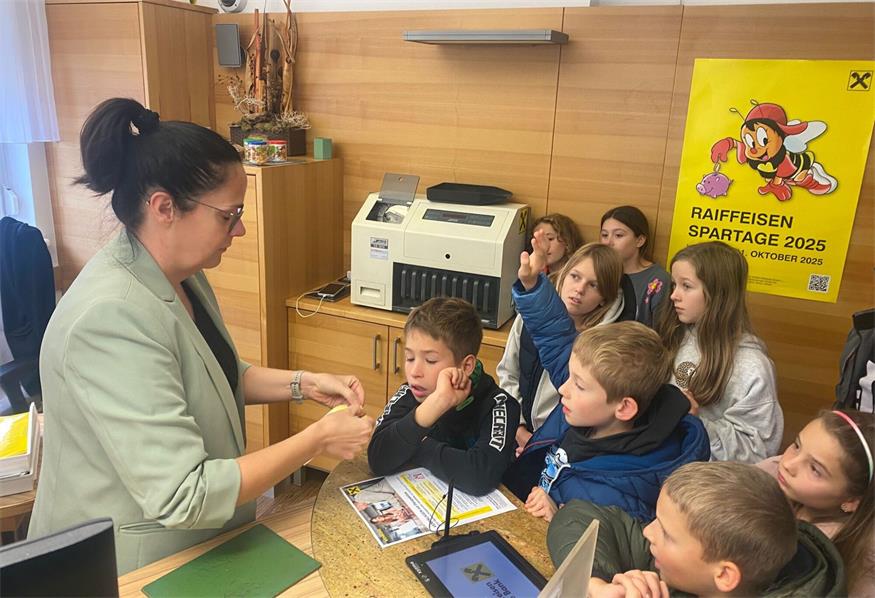 Kundenbetreuerin Eva Maria Bleier erklärte den Kindern viel Wissenswertes rund ums Geld.