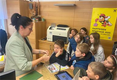 Kundenbetreuerin Eva Maria Bleier erklärte den Kindern viel Wissenswertes rund ums Geld.