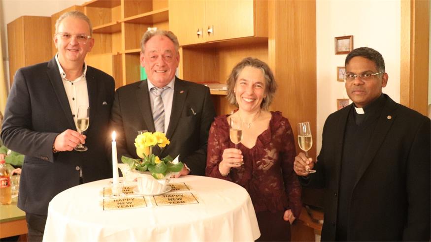 Kurator Marin Kruckenfellner, Bürgermeister Dieter Posch, Pastoralassistentin Jutta Pramhofer-Marchhart und Pater Jakob. (Pater Kuruvila und Pater Rijo befanden sich im Heimaturlaub)