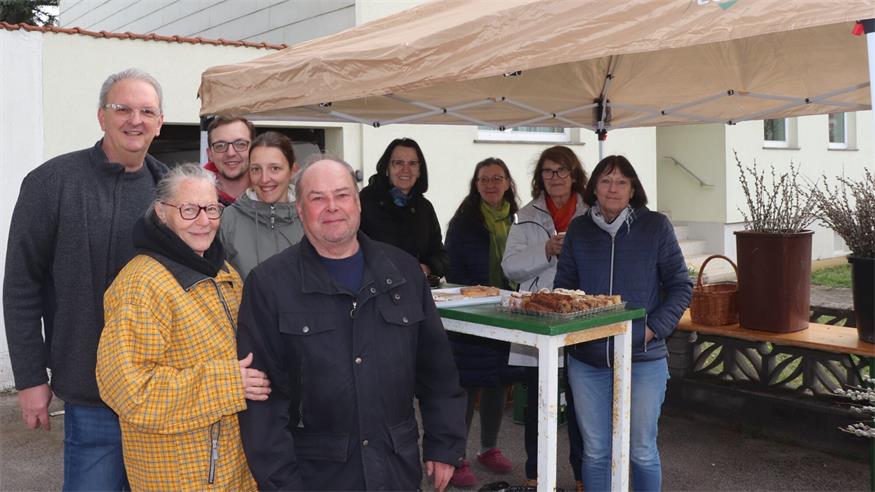 Kurator Martin Kruckenfellner, Marie-Luise Kerschbaumer, Lukas Feßl, Karina Kruckenfellner, Hermann Pichler, Edith Kern-Riegler, Adelheid Ollram, Ingrid Jusinger und Hedi Götz begrüßten die Gäste mit Mehlspeisen und Kuchen und entließen sie wieder mit einem Bündel Palmbuschen. 