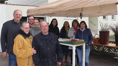 Kurator Martin Kruckenfellner, Marie-Luise Kerschbaumer, Lukas Feßl, Karina Kruckenfellner, Hermann Pichler, Edith Kern-Riegler, Adelheid Ollram, Ingrid Jusinger und Hedi Götz begrüßten die Gäste mit Mehlspeisen und Kuchen und entließen sie wieder mit einem Bündel Palmbuschen. 