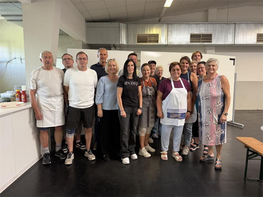 Kuratorin Maria Grötschl (r.) und die Mitglieder des Pfarrgemeinderates Unterfrauenhaid-Lackendorf zauberten köstliche Speisen.