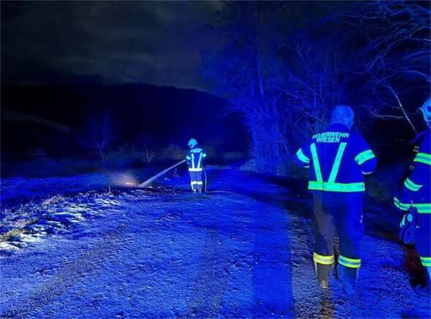 Kurz vor Mitternacht musste die Feuerwehr Wiesen am 31. Dezember 2025 noch eine Feuerwerksbatterie löschen.