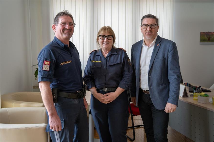 LAbg. Jürgen Karall (r.) mit Oberstleutnant Klaudia Osztovics (M.) und Bezirksinspektor Gerald Pfneiszl (l.) bei seinem Besuch in der Justizanstalt Eisenstadt.