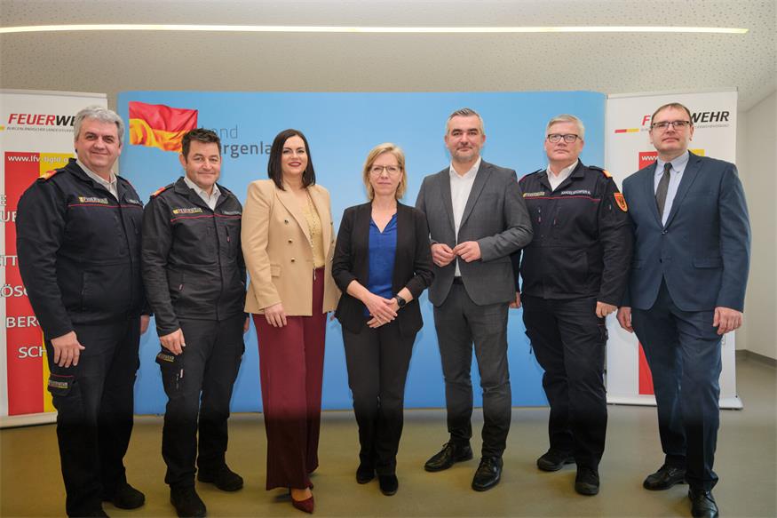 LBDS Martin Reidl, Landesfeuerwehrkommandant-Stellvertreter, LBDS Harald Nakovich, Landesfeuerwehrkommandant-Stellvertreter, LH-Stv.in Mag.a Astrid Eisenkopf, BMin Leonore Gewessler, BA, LR Mag. Heinrich Dorner, OBR Anton Kandelsdorfer, Kommandant BFKDO Neusiedl am See, und Mag. Dr. Thomas Zechmeister, Leiter Biologische Station Illmitz 