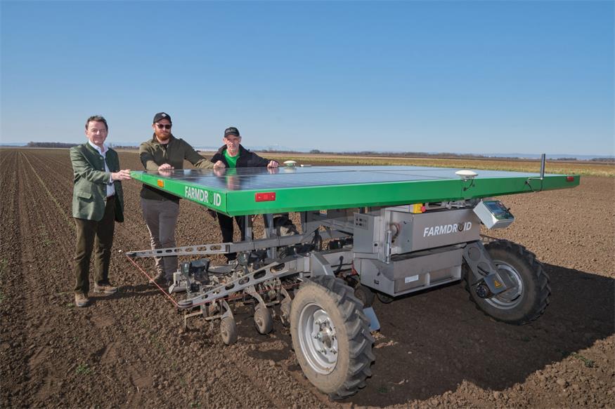 LK-Burgenland Präsident Nikolaus Berlakovich mit Bio-Ackerbauer Michael Krammer und einem Mitarbeiter der Firma Farmdroid.