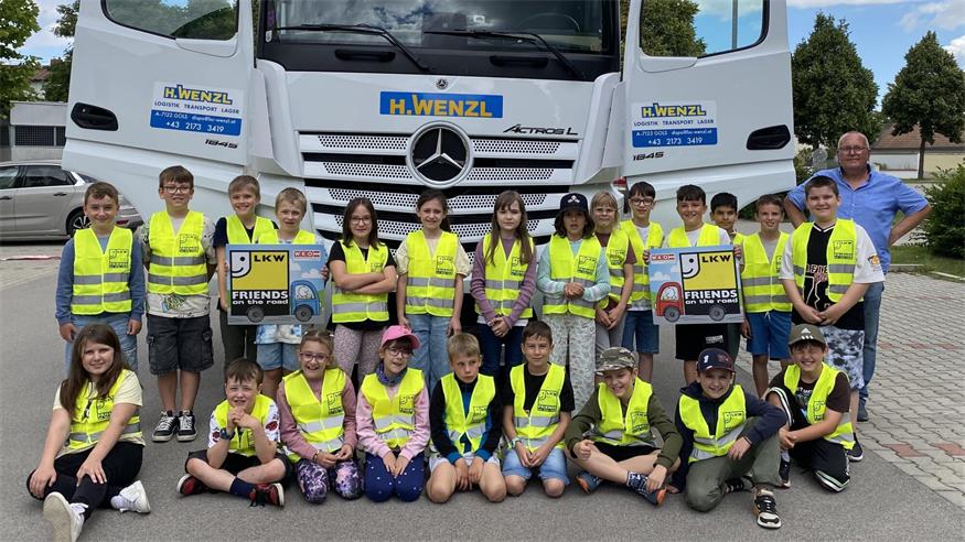 LKW-Fahrer Helmut Stiegelmar mit den Kindern der 3. Klasse der Volksschule Nickelsdorf.