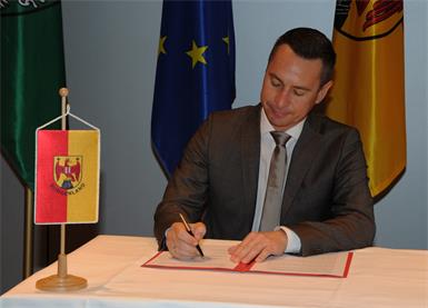 LT-Präsident Hergovich bei der Unterzeichnung der Erklärung von Andau 