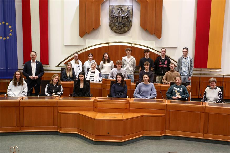 LT-Präsident Robert Hergovich mit Schülerinnen und Schülern des Gymnasiums Kurzwiese. 
