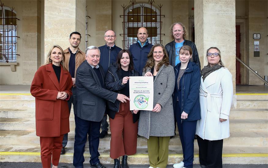 Laden ein zum 20. Aktionstag Schöpfung (v.l.): Sabine Kaulich und Boris Vijatov (Kuratorium für Verkehrssicherheit), Hermann Frühstück (Naturschutzorgane Burgenland), Klaus Michalek (Naturschutzbund Burgenland), Lisa Josk (ÖKOLOG-Schulen), Michael Bacher (Umweltbeauftragter Diözese Eisenstadt), Landeshauptmann-Stellvertreterin Anja Haider-Wallner, Landesumweltanwalt Michael Graf, Cornelia Reinold (Gymnasium Kurzwiese) und Andrea Klampfer (Bio-Austria Burgenland) 