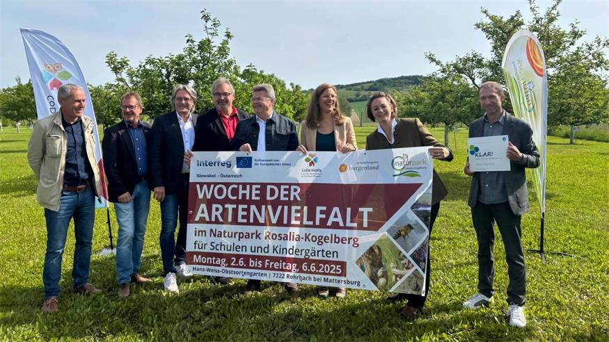 Laden ein zur Woche der Artenvielfalt im Naturpark Rosalia-Kogelberg (v.l.): Die Bürgermeister Günther Schmidt (Rohrbach), Bgm. Rainer Schneeberger (Loipersbach), Gerhard Hutter (Bad Sauerbrunn), Thomas Böhm, Leiter der ARGE Burgenländische Naturparke, Obmann Naturpark Rosalia-Kogelberg Kurt Fischer, Landeshauptmann-Stellvertreterin Anja Haider-Wallner, Marlene Hrabanek-Bunyai (Geschäftsführerin Naturpark Rosalia-Kogelberg) und KLAR!-Manager Markus Puschenreiter.