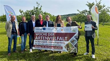 Laden ein zur Woche der Artenvielfalt im Naturpark Rosalia-Kogelberg (v.l.): Die Bürgermeister Günther Schmidt (Rohrbach), Bgm. Rainer Schneeberger (Loipersbach), Gerhard Hutter (Bad Sauerbrunn), Thomas Böhm, Leiter der ARGE Burgenländische Naturparke, Obmann Naturpark Rosalia-Kogelberg Kurt Fischer, Landeshauptmann-Stellvertreterin Anja Haider-Wallner, Marlene Hrabanek-Bunyai (Geschäftsführerin Naturpark Rosalia-Kogelberg) und KLAR!-Manager Markus Puschenreiter.