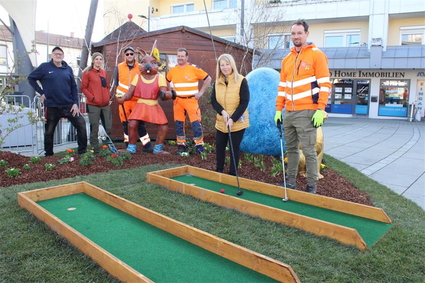 Ladislaus Horvath, Nina Kriechbaum, Sebastian Hoffmann, Rudolf Vlasich, Stadtmarketingobfrau Mary Bauer und Philipp Maurer haben ins Osterland heuer auch ein paar Minigolfbahnen eingebaut - die Hindernisse werden noch installiert.