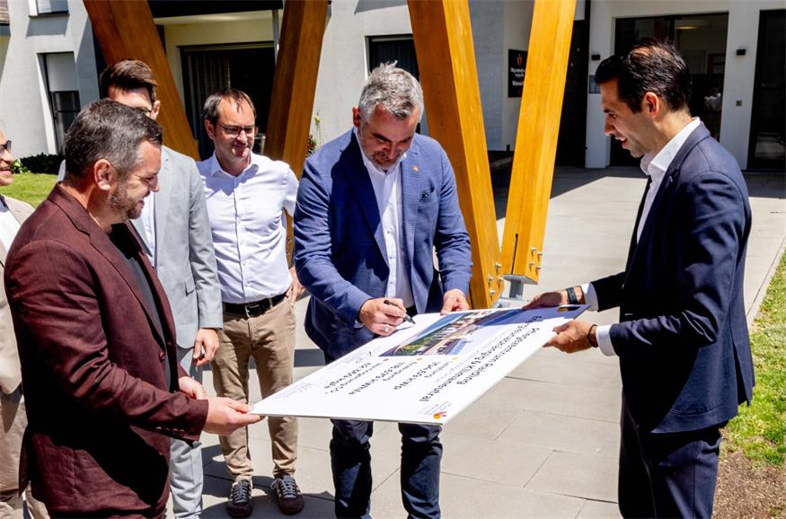 Land, Gemeinden, Private und Burgenland Energie ziehen am Weg zur Energieunabhängigkeit an einem Strang wie hier Franz Drescher, Bürgermeister Markus Landauer, Landesrat Heinrich Dorner und Burgenland Energie CEO Stephan Sharma.