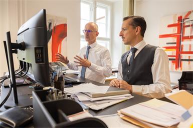 Landesamtsdirektor Ronald Reiter und der Abteilungsvorstand der Stabsabteilung Verfassung und Recht, Florian Philapitsch (v.l.). 