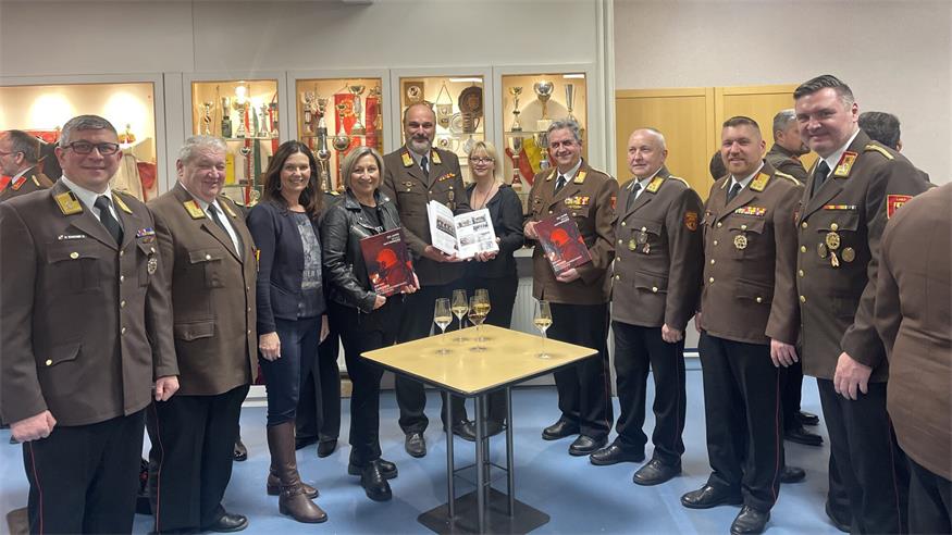 Landesfeuerwehrarzt Stefan Schachner, Alt-Bezirksfeuerwehrkommandant Adolf Binder, Landtagsabgeordnete Eckhardt Melanie und Landtagsabgeordnete und Bürgermeisterin Claudia Schlager, Landesfeuerwehrkommandant Franz Kropf mit Gattin, Landesfeuerwehrkommandant-Stellvertreter Martin Reidl, Bezirkskommandant Oberwart Wolfgang Kineley, Bezirksfeuerwehrkommandant Adi Binder, und Landesfeuerwehrdirektor Sven Karner bei der Buchpräsentation.