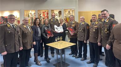 Landesfeuerwehrarzt Stefan Schachner, Alt-Bezirksfeuerwehrkommandant Adolf Binder, Landtagsabgeordnete Eckhardt Melanie und Landtagsabgeordnete und Bürgermeisterin Claudia Schlager, Landesfeuerwehrkommandant Franz Kropf mit Gattin, Landesfeuerwehrkommandant-Stellvertreter Martin Reidl, Bezirkskommandant Oberwart Wolfgang Kineley, Bezirksfeuerwehrkommandant Adi Binder, und Landesfeuerwehrdirektor Sven Karner bei der Buchpräsentation.