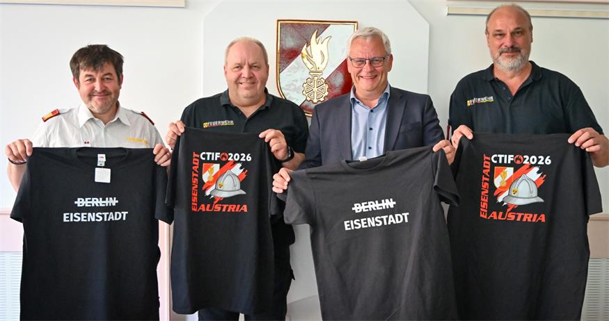 Landesfeuerwehrkommandant-Stellvertreter Harald Josef Nakovich, der Eisenstädter Bezirksfeuerwehrkommandant Reinhold Hübner, Bürgermeister Thomas Steiner und Landesfeuerwehrkommandant Franz Kropf (v.l.) bei der Übergabe der Shirts im Rahmen eines Organisationstreffens des Kernteams.