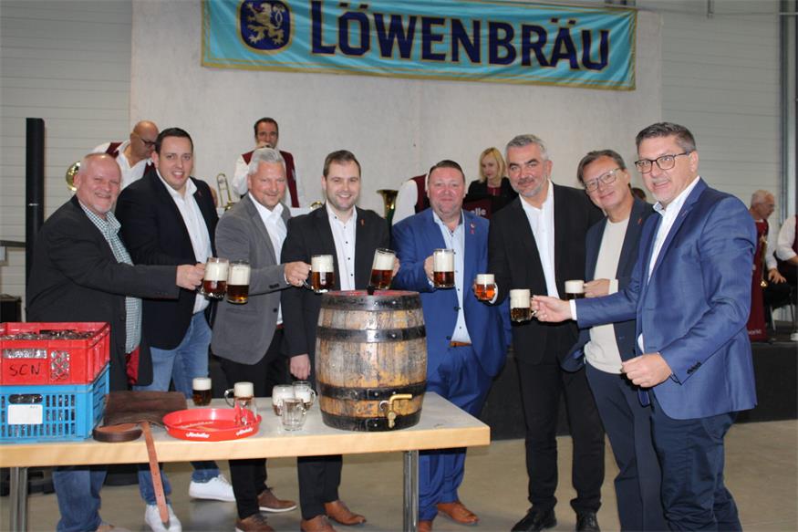 Landesgeschäftsführer Fritz Radlspäck, Bezirksgeschäftsführer Patrick Brenner, ÖGB-Vorsitzender Manuel Sulyok, Landesgeschäftsführer Kevin Friedl, Landtagsabgeordneter Roman Kainrath, Landesrat Heinrich Dorner, Bundesminister außer Dienst Norbert Darabos und Landtagsabgeordneter Jürgen Karall genossen ein frisch Gezapftes.