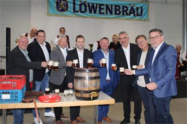 Landesgeschäftsführer Fritz Radlspäck, Bezirksgeschäftsführer Patrick Brenner, ÖGB-Vorsitzender Manuel Sulyok, Landesgeschäftsführer Kevin Friedl, Landtagsabgeordneter Roman Kainrath, Landesrat Heinrich Dorner, Bundesminister außer Dienst Norbert Darabos und Landtagsabgeordneter Jürgen Karall genossen ein frisch Gezapftes.
