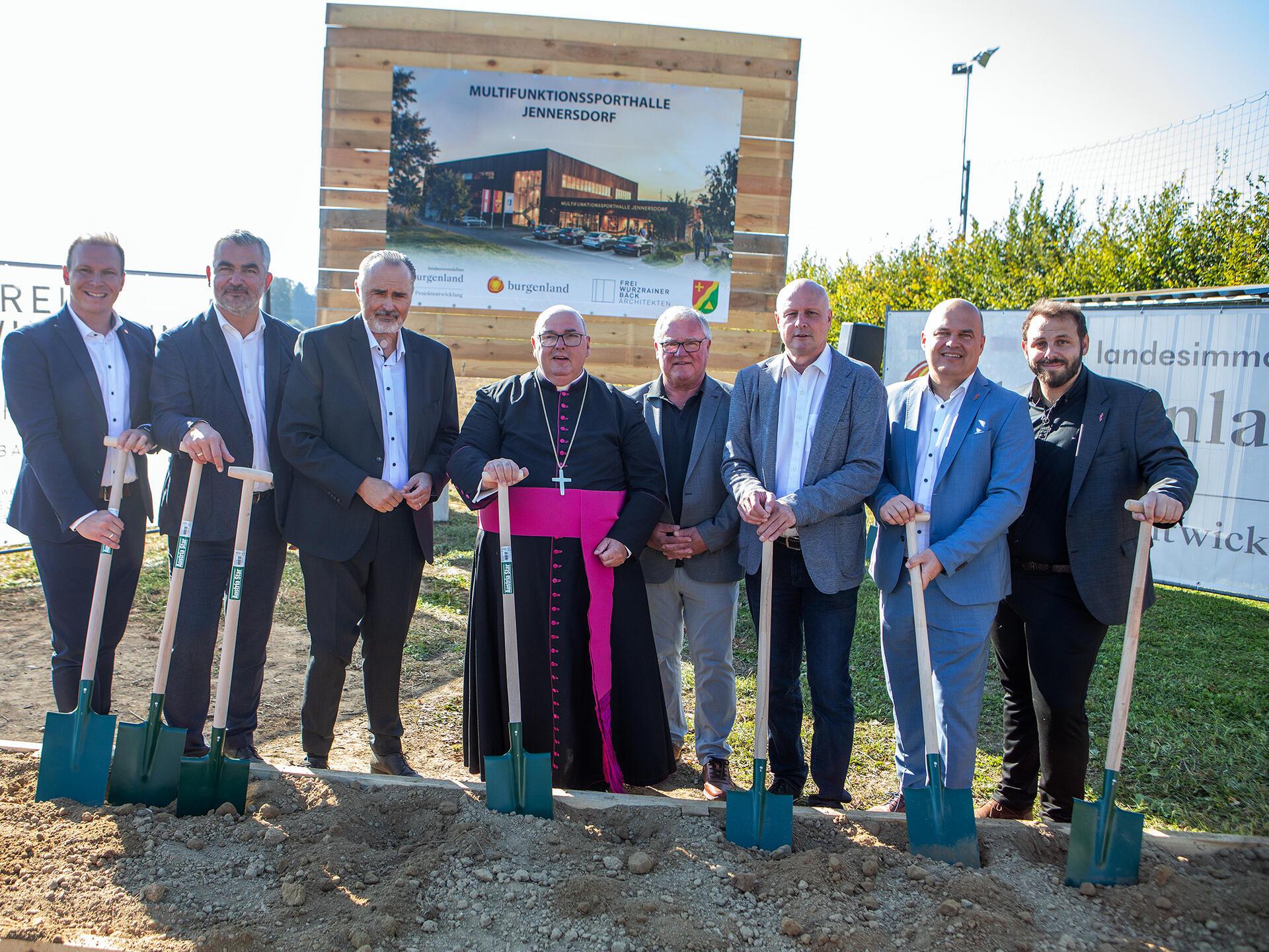 Landeshauptmann Hans Peter Doskozil (3.v.l.), Sportlandesrat Heinrich Dorner (2.v.l.) sowie Landtagsabgeordneter Fabio Halb, Stadtpfarrer Franz Brei, Jennersdorfs Vizebürgermeister Helmut Kropf, Bürgermeister Reinhard Deutsch und Projektmanager Oliver Stangl (südburgenland plus) beim Spatenstich.