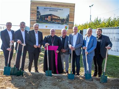 Landeshauptmann Hans Peter Doskozil (3.v.l.), Sportlandesrat Heinrich Dorner (2.v.l.) sowie Landtagsabgeordneter Fabio Halb, Stadtpfarrer Franz Brei, Jennersdorfs Vizebürgermeister Helmut Kropf, Bürgermeister Reinhard Deutsch und Projektmanager Oliver Stangl (südburgenland plus) beim Spatenstich.