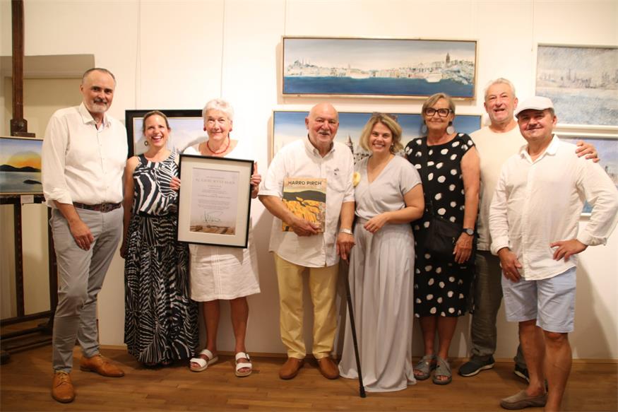 Landeshauptmann Hans Peter Doskozil, Constanze Pirch, Eva Gold-Pirch, Harro Pirch, Kulturbetriebe Burgenland-Geschäftsführerin Claudia Prieber, Sabine Kritsch-Schmall, Gerhard Altmann und Manfred Leirer bei der Ausstellungseröffnung samt Buchpräsentation.