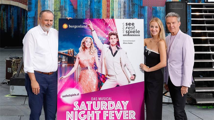Landeshauptmann Hans Peter Doskozil, Hauptdarstellerin Anna Rosa Döller und Intendant Alfons Haider fiebern dem Disco-Klassiker "Saturday Night Fever" schon sehnsüchtig entgegen.