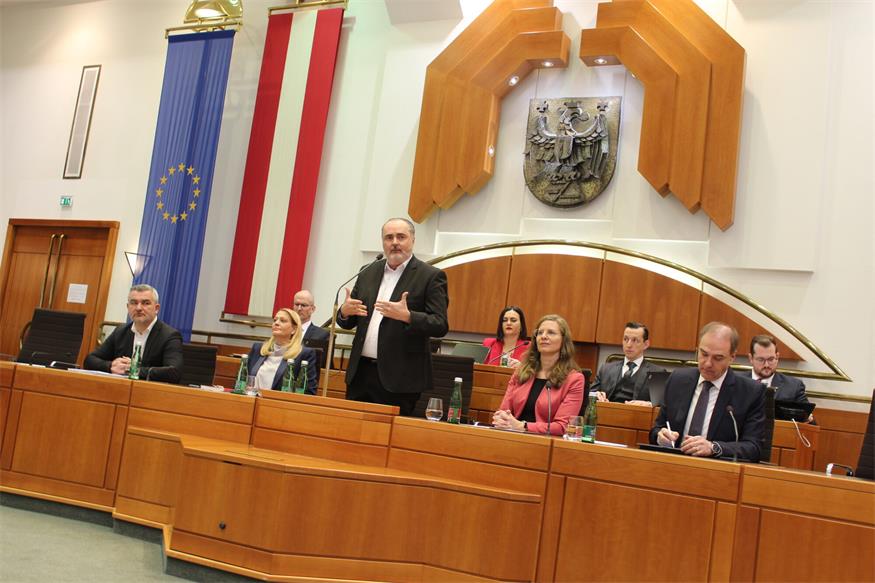 Landeshauptmann Hans Peter Doskozil (M.) gab im Landtag seine Erklärung zum rot-grünen Programm ab. Die Regierungsbank von links: Landesrat Heinrich Dorner, Landesrätin Daniela Winkler, Landeshauptmann-Stellvertreterin Anja Haider-Wallner und Landesrat Leonhard Schneemann.