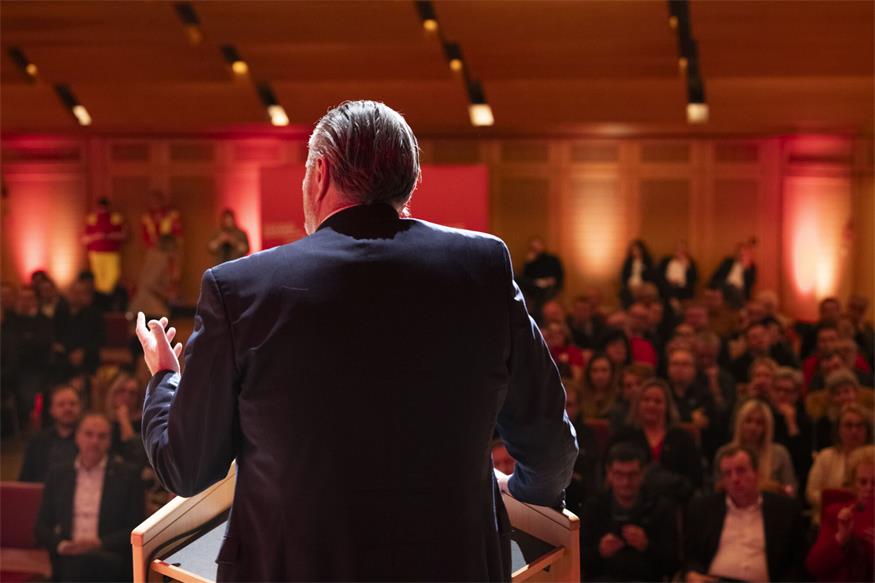 Landeshauptmann Hans Peter Doskozil am Rednerpult. Am "Jubiläumstag" als Landeschef stand er den SPÖ-Mitgliedern ebenfalls Rede und Antwort.