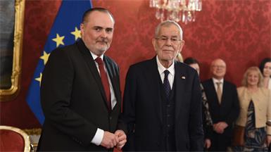 Landeshauptmann Hans Peter Doskozil bei der Angelobung in der Hofburg mit Bundespräsident Alexander Van der Bellen.