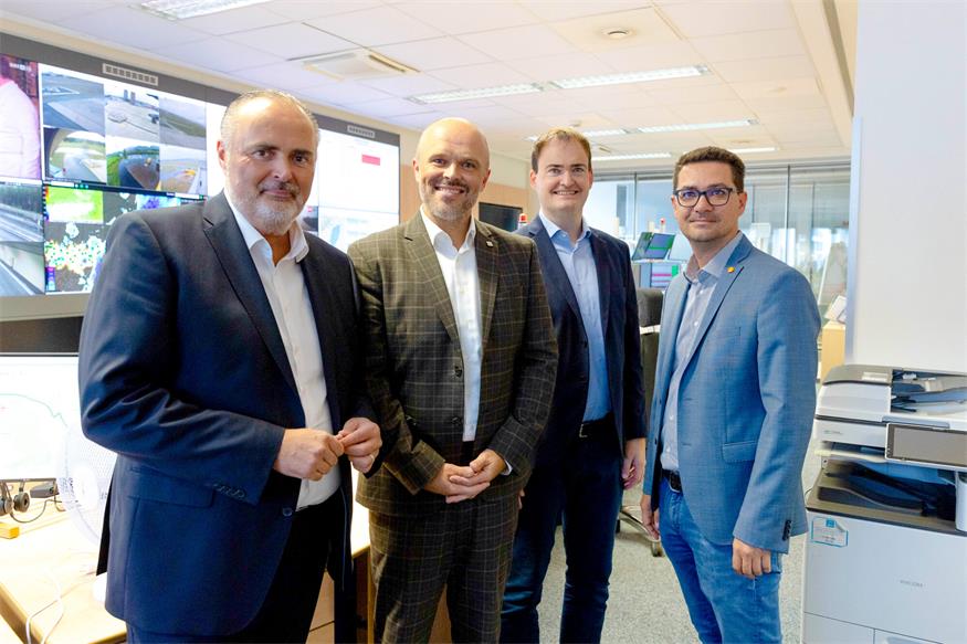 Landeshauptmann Hans Peter Doskozil bei einem früheren Besuch der Landessicherheitszentrale mit LSZ-Dienststellenleiter Markus Halwax, LSZ-Leitstellenleiter Mario Promintzer und LSZ-Technikleiter Nikolaus Tittler.