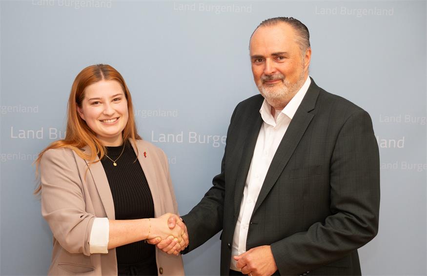Landeshauptmann Hans Peter Doskozil gratulierte Lena Unger zum Landessieg beim Feuerwehrleistungsabzeichen in Gold.