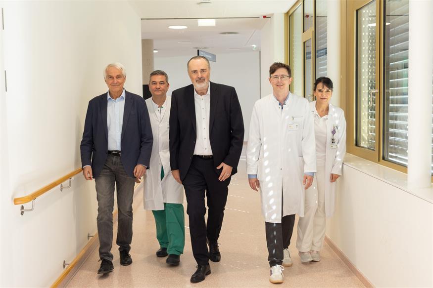 Landeshauptmann Hans Peter Doskozil mit dem Team der Klinik Oberwart beim Start der Herzchirurgie.