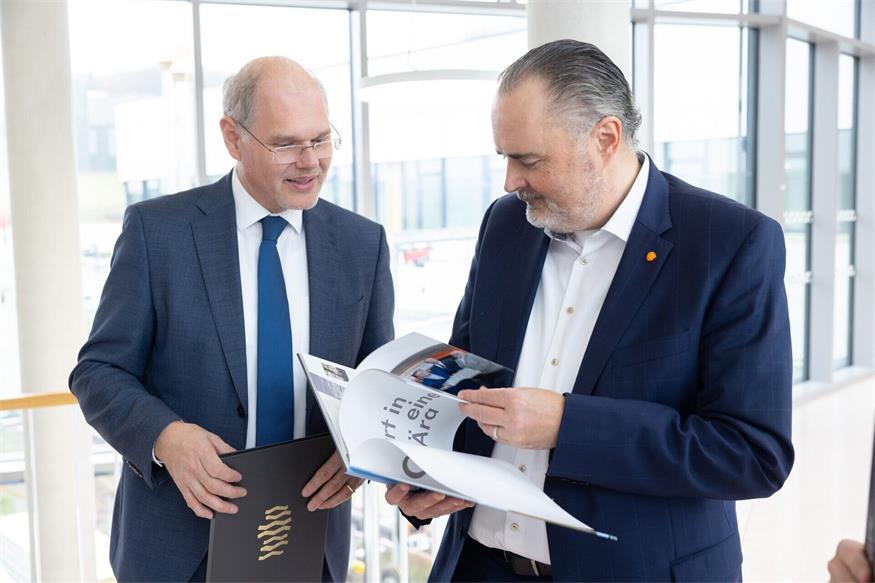Landeshauptmann Hans Peter Doskozil (re.) und Geschäftsführer Franz Öller zeigen sich vom Bildband begeistert.