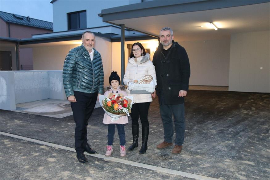 Landeshauptmann Hans Peter Doskozil und Landesrat Heinrich Dorner begrüßten die Mieterin, die mit ihrer Tochter das erste Reihenhaus beziehen wird.