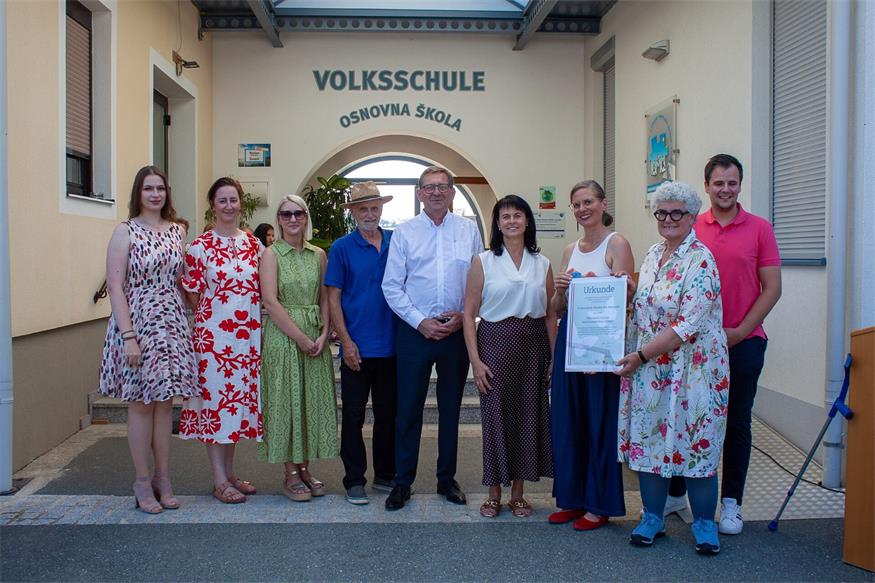 Landeshauptmann-Stellvertreterin Anja Haider-Wallner gratulierte der Volksschule Weiden bei Rechnitz zur Zertifizierung zur „Naturpark-Schule".