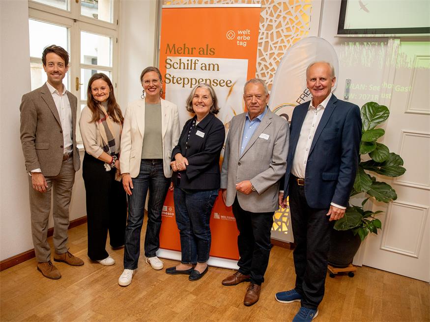 Landeshauptmann-Stellvertreterin Anja Haider-Wallner (3.v.l.) vor Beginn der Konferenz, im Bild mit Florian Meixner, BA, MA (Leitung Fachbereich Welterbe und Kulturgüterschutz, Österreichische UNESCO-Kommission), Geschäftsführerin Lina Jires-Karner (Verein Welterbe Neusiedler See), Weltkulturerbe-Koordinatorin Mag.a Ruth Veronika-Pröckl (Leiterin Nationale Koordination für UNESO-Welterbe / Bundesministerium für Wohnen, Kunst, Kultur, Medien und Sport), Obmann-Stellvertreter Rudolf Strommer und Obmann Erwin Preiner (v.l.).