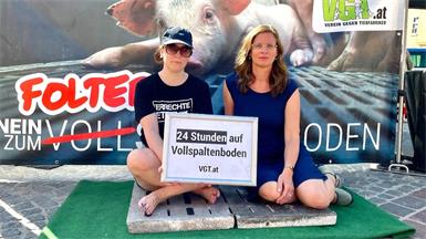 Landeshauptmann-Stellvertreterin Anja Haider-Wallner (Grüne) unterstützte die Aktivistin des Vereins gegen Tierfabriken (VGT) bei ihrem Protest gegen Vollspaltenböden.