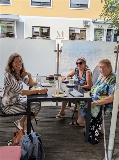 Landeshauptmann-Stellvertreterin Anja Haider-Wallner (li.) mit Leni Horejschi (re.) im Sommer.