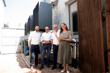 Landeshauptmann-Stellvertreterin Anja Haider-Wallner mit OHO-Obmann Thomas Monetti, Bürgermeister Georg Rosner und Dominik Kainz vor den Außengeräten des jetzt klimafitten Offenen Haus Oberwart.