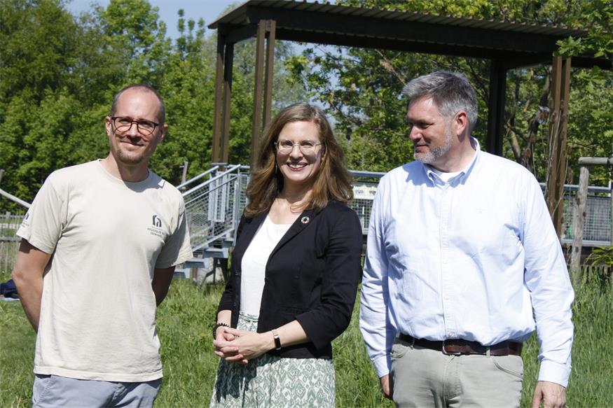 Landeshauptmann-Stellvertreterin Anja Haider-Wallner mit Direktor Johannes Ehrenfeldner (rechts) und Daniel Bayer (links) vom Nationalpark Neusiedler See – Seewinkel.